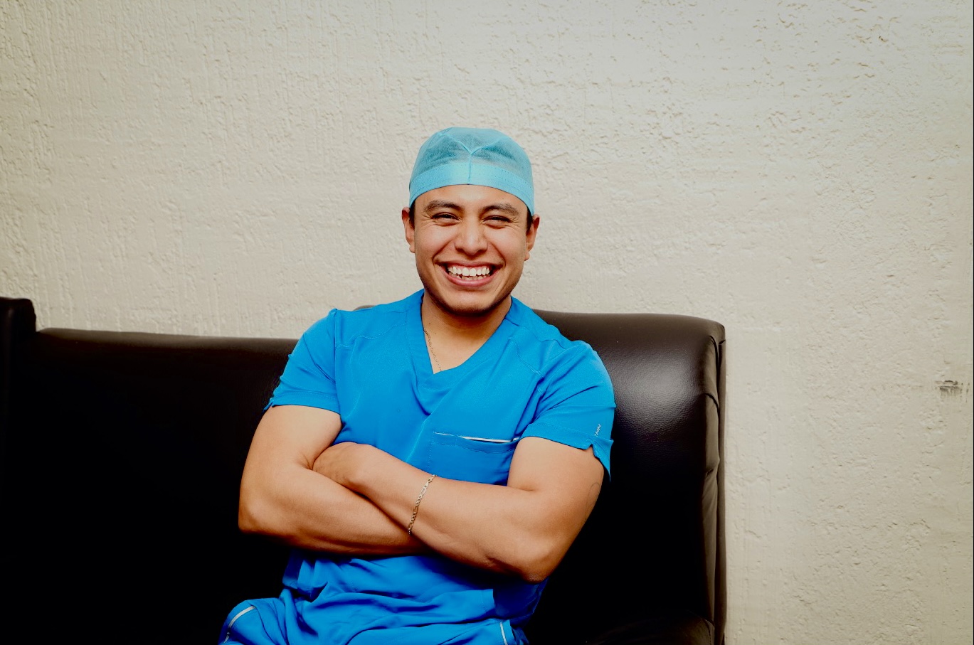 Estudie la licenciatura de Medico General en la Universidad Autónoma de Queretaro. Posterior realice